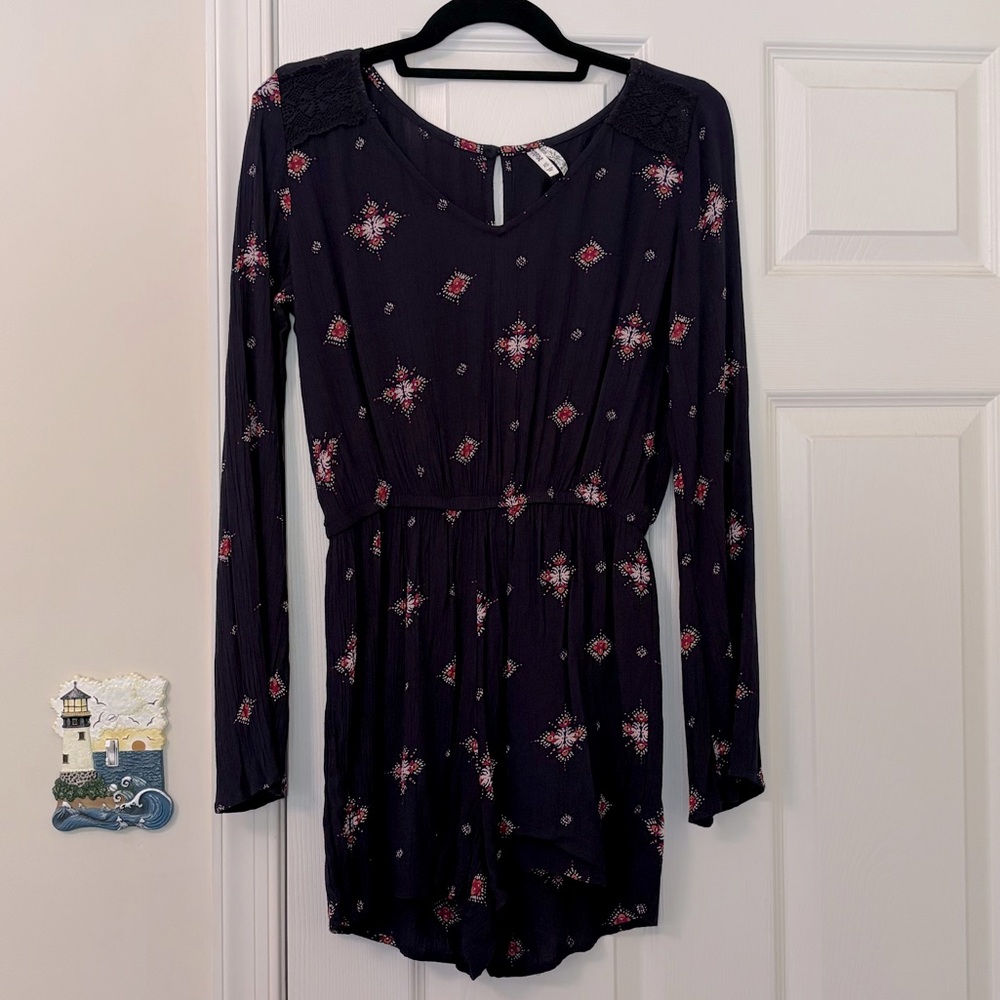 Mudd Floral Bell Sleeve Boho Romper With Shoulder Lace Design